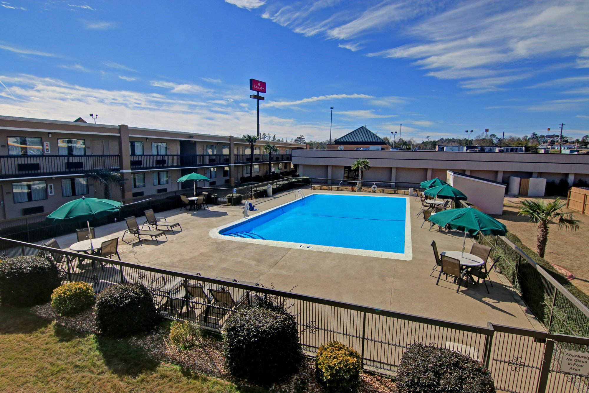 Hotel Ramada By Wyndham Macon Exterior foto